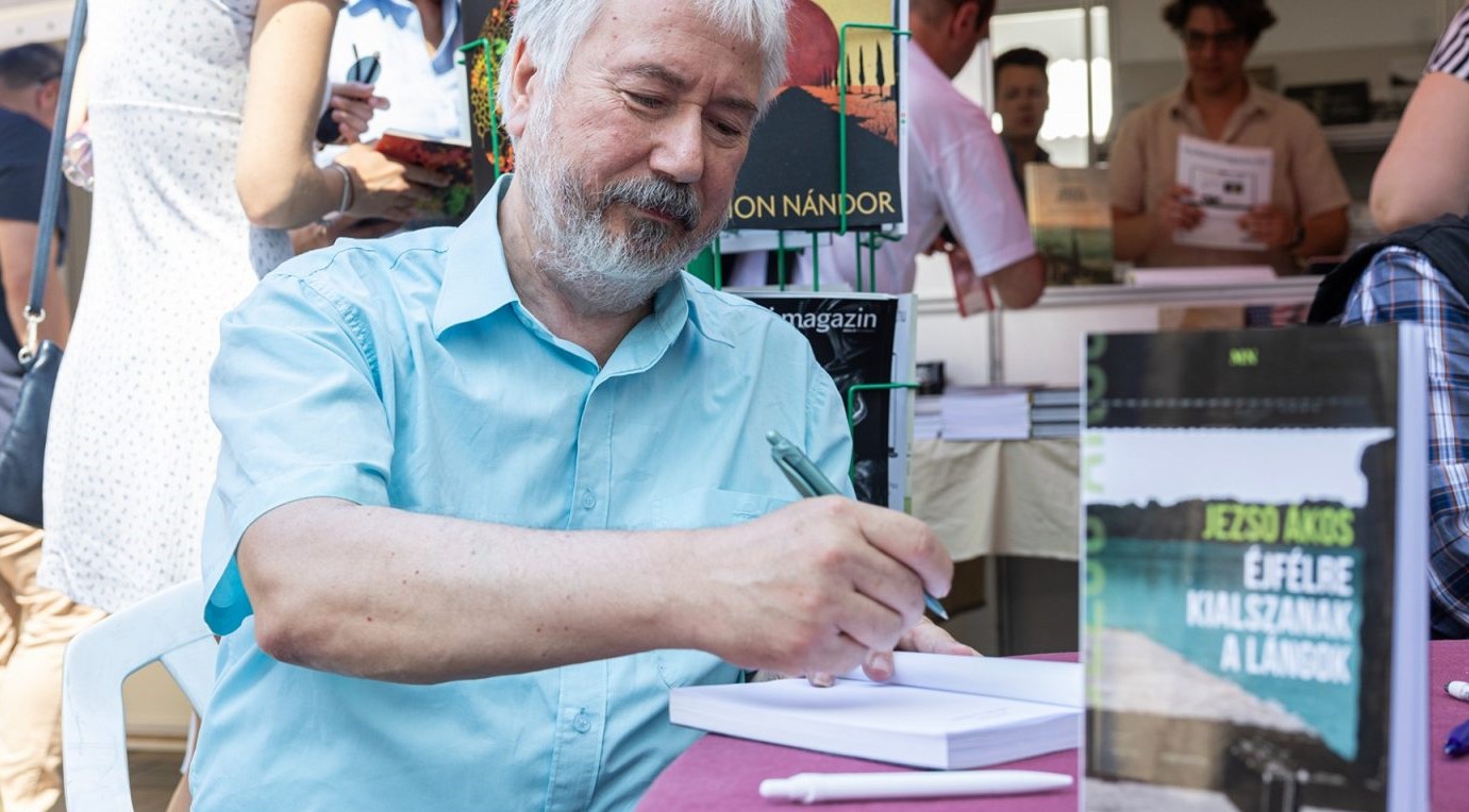 Mindannyiunk ősei nevében