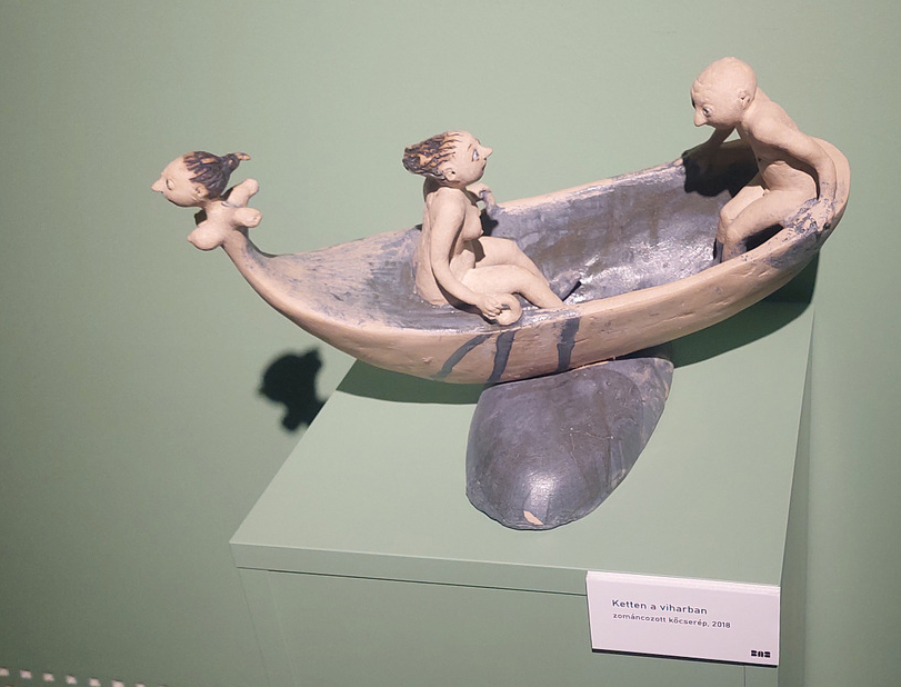 Az esendőség dicsérete – Karnevál a pince mélyén