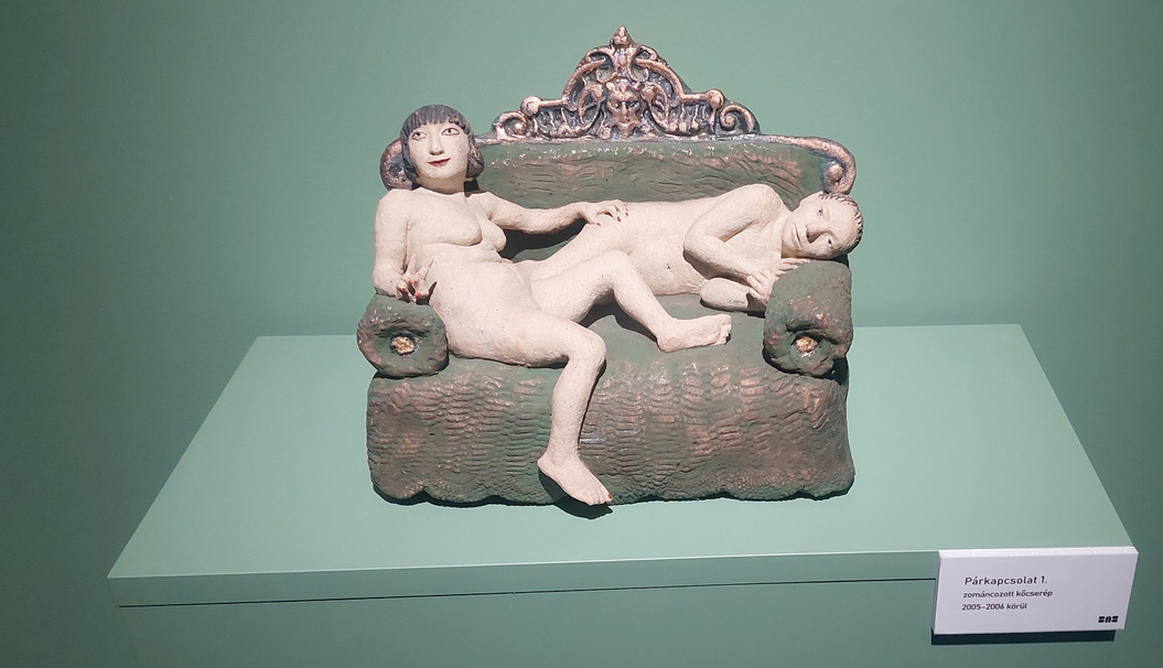 Az esendőség dicsérete – Karnevál a pince mélyén