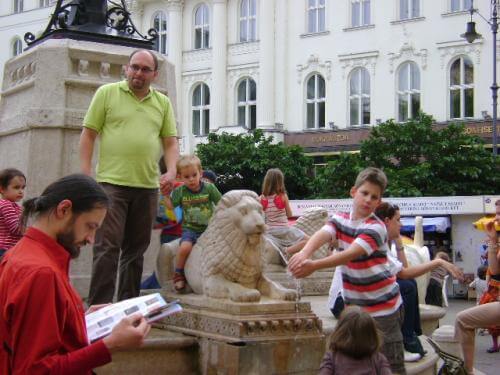 Kőoroszlán, víz és gyerekek apuval