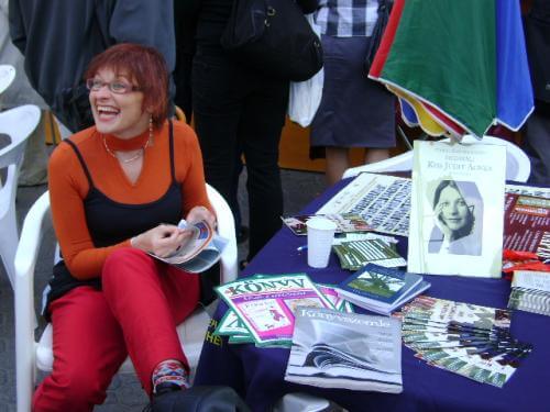 Aztán megörvend (valamely pályatársnak)