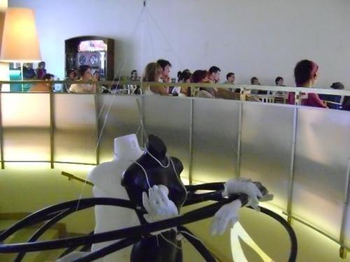 Jak-közönség szoborral