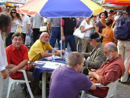 Agatha Christie hulláját rugdalva a JAK-pikniken