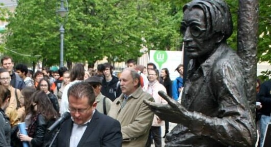 Versséta, gimnazisták és mangalicák