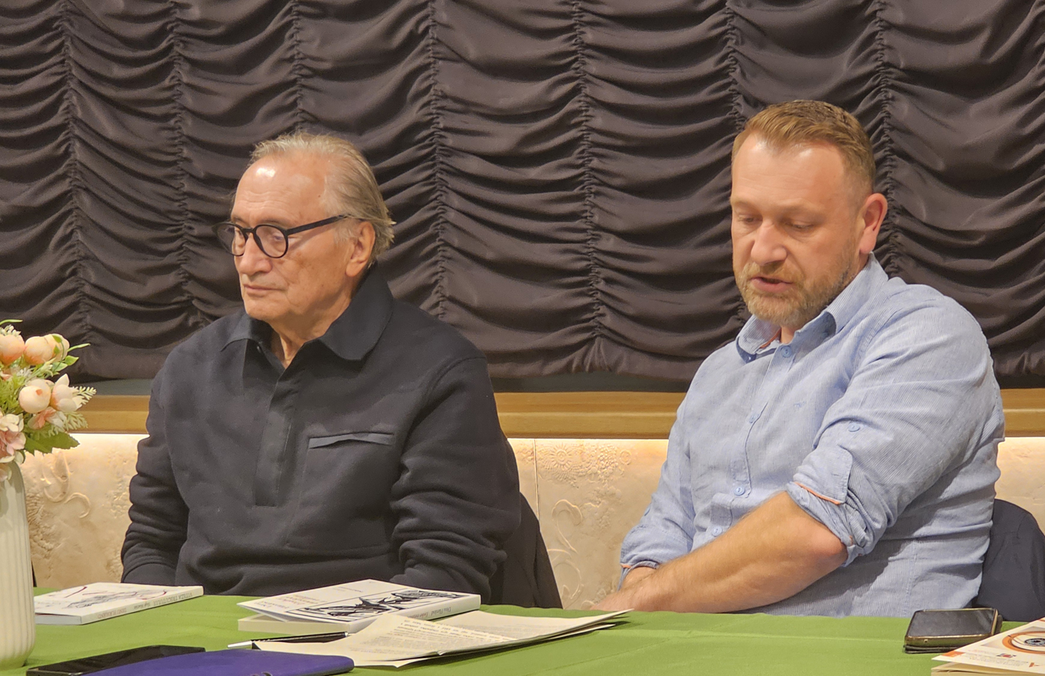 A költő minduntalan visszakérdez