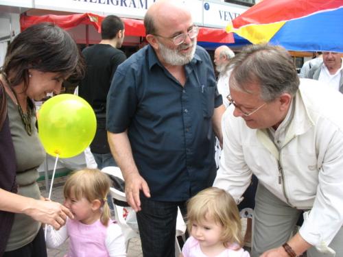 Tóth Laci bácsi, az ifjú apuka sírdogáló kislányával, és Édesapa