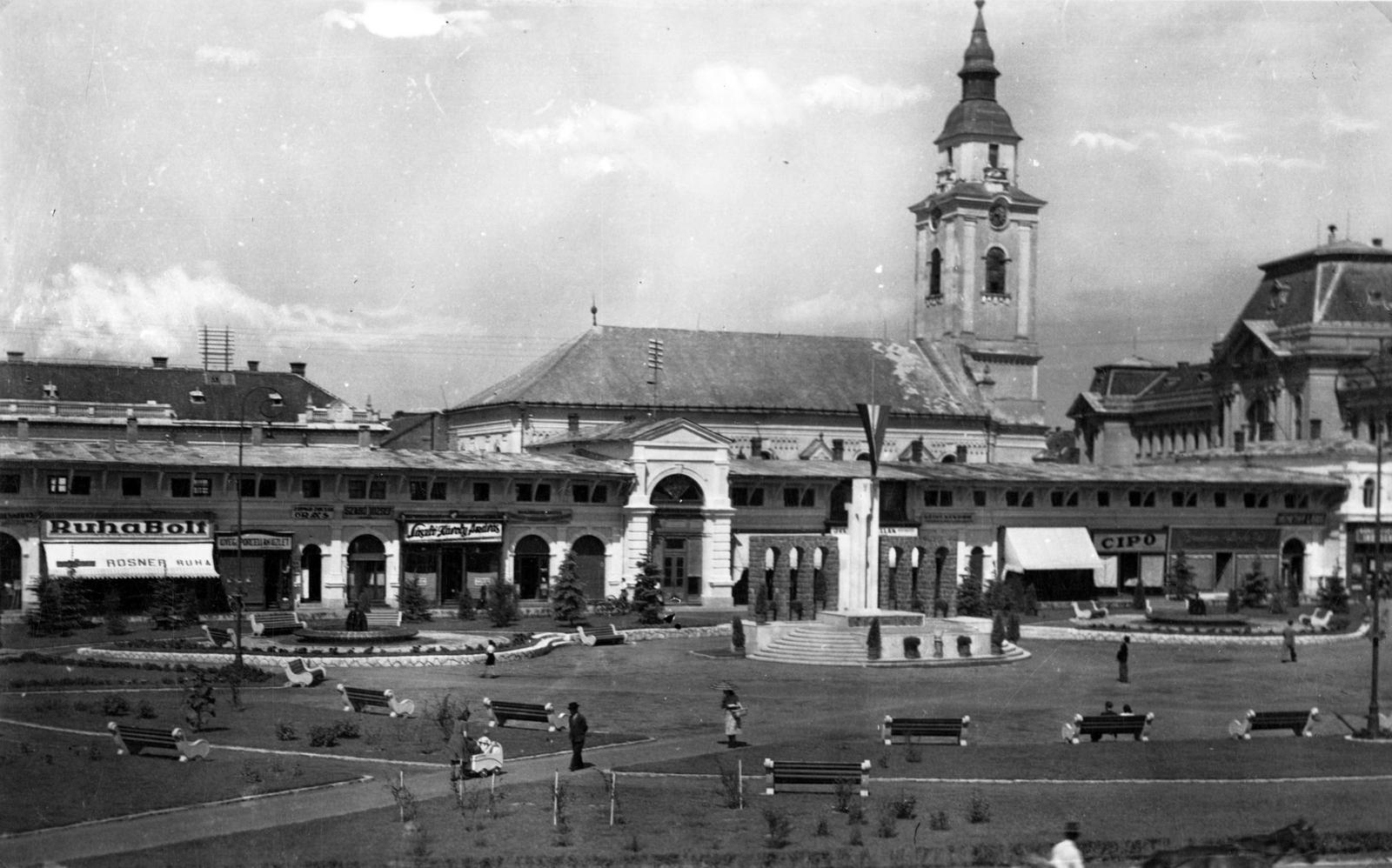 Beregszász, Hősök tere(Piac tér) háttérben a református templom