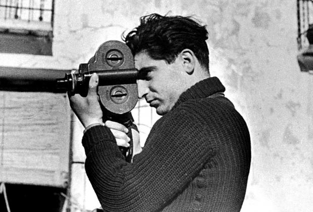 Robert Capa Eyemo filmfelvevővel (fotó: Gerda Taro, 1937)